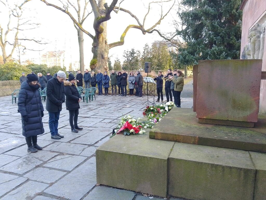 Menschen gedenken in Chemnitz den Opfern der nationalsozialistischen Gewaltherrschaft